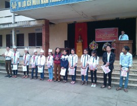 Trao quà khuyến học cho học sinh dịp 27/3/2016